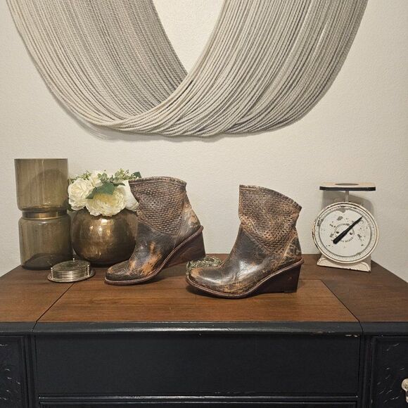 Bed Stu "Dutchess" Perforated Distressed Leather Pull On Wedge Ankle Boots Sz 10 - Picture 3 of 8